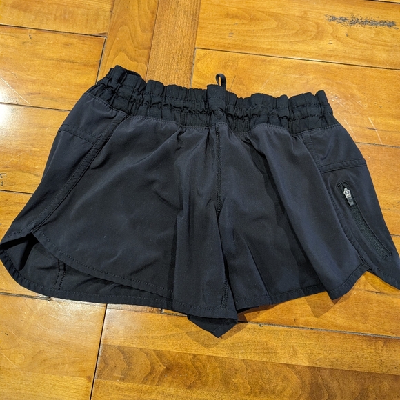 Lululemon Size 8 low rise shorts - Picture 5 of 5